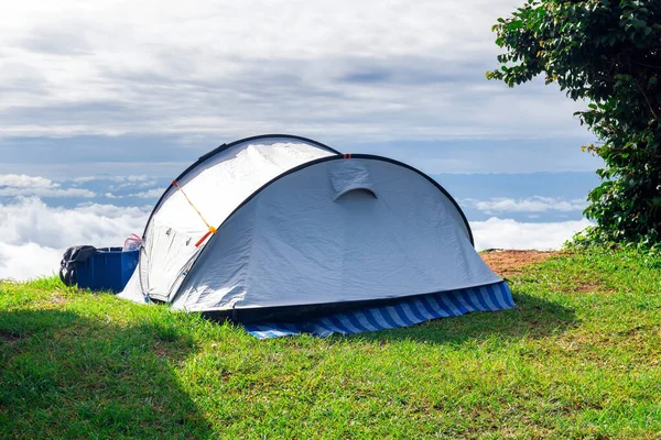 Avvicinare Una Tenda Campeggio Che Trova Campo Erba Nel Punto — Foto Stock