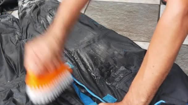プラスチックスクラブブラシと洗剤で作業服を洗う — ストック動画