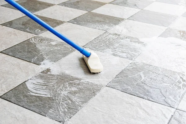 Limpe Piso Azulejos Com Uma Escova Piso Cabo Longo — Fotografia de Stock