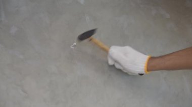 Tamirci duvara plastik demir çakıyor ve bir şeyler asmak için vida tamir ediyordu..