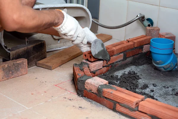 Bouwvakkers Leggen Rode Bakstenen Rond Het Riool Badkamer — Stockfoto