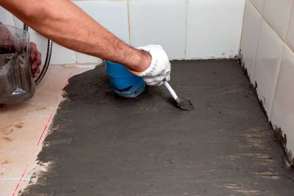 Nşaat Işçileri Banyodaki Fayans Zemininde Geçirmez Çimento Fırçalıyorlar — Stok fotoğraf