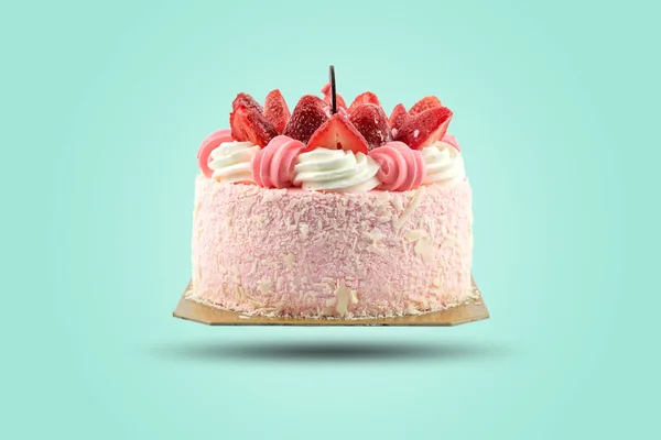 Primer Plano Pastel Cumpleaños Cubierto Con Fresas Aislado Fondo Color — Foto de Stock