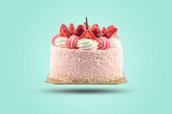 Çileklerle kaplı bir doğum günü pastasının kapağı pastel bir arka planda izole edilmiş..