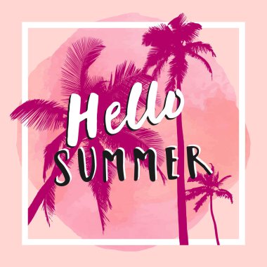 Merhaba Summer. Parlak renkli suluboya arka planda düz palmiye ağaçları olan modern kaligrafik tişört tasarımı. Canlı iyimser yaz broşürü, poster, kumaş baskı tasarımı vektör içinde