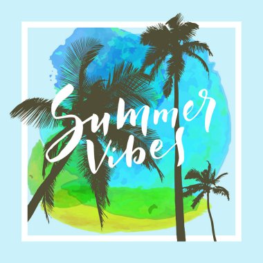 Yaz Vibes. Tropikal yaz plaj arka plan üzerine kaligrafi ilham alıntı olduğunu poster. Güçlü Hindistan cevizi ağaçları ve romantik günbatımı gökyüzü. Vektör trendy modern el yazı kalın