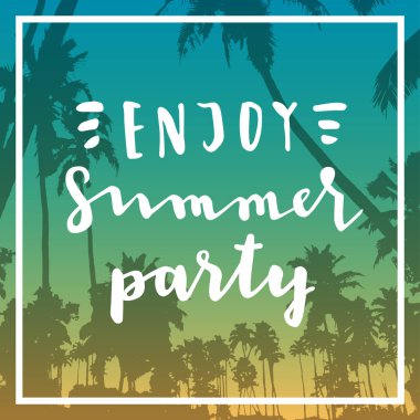 Yaz partinin tadını çıkar. Kaligrafi poster ya da el yazı ve palmiye ağacı siluetleri vektör günbatımı plaj zemin üzerine el ilanı. Yaz tasarım şablonu