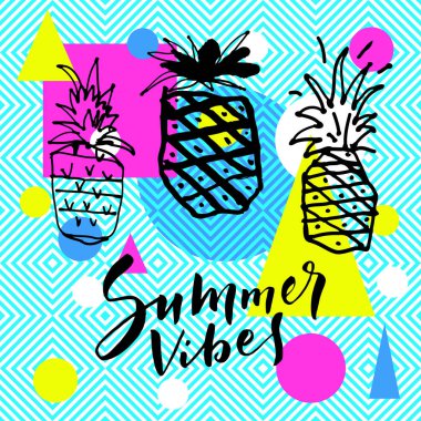 Yaz Vibes. Elle çizilmiş ananas ile parlak soyut geometrik arka plan üzerine yaratıcı çağdaş kaligrafi ilham alıntı poster. El yazı vektör