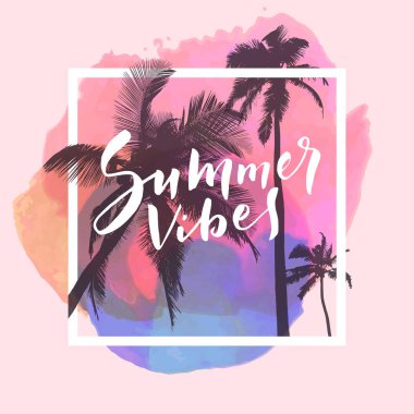 Yaz Vibes. Hindistan cevizi ağaçları ve günbatımı gökyüzü tropikal yaz plaj arka plan üzerine kaligrafi ilham verici suluboya poster. Modern yazı vektör