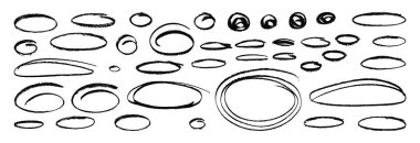 Pis kömür bilgi elementleri. Kaba, el yapımı kalem elipsleri. Siyah fırça darbesi pis pastel boya. Punk tarzı izole tasarım elementleri.