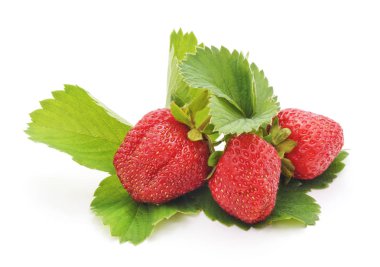 Beyaz arka planda yaprakları olan olgun çilek.