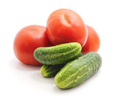 Olgun domates ve salatalık beyaz bir arka plan üzerinde izole.