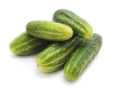 Beyaz arka planda izole edilmiş bir grup taze salatalık.