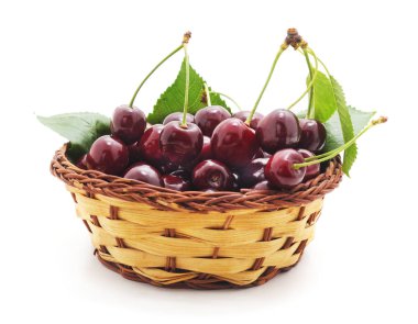 Beyaz arkaplanda izole edilmiş kirazlar.