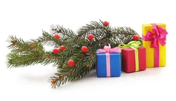 白い背景に分離されたツリーの下のプレゼント — ストック写真