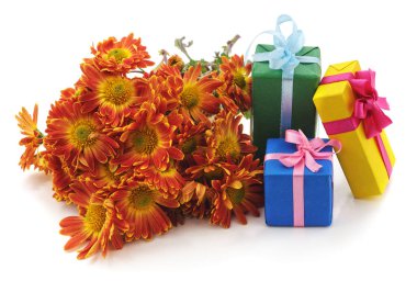 Beyaz arkaplanda izole edilmiş papatya çayı ile hediyeler.