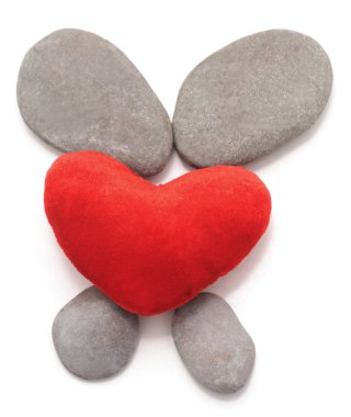 Taşlar ve kalp beyaz bir arkaplanda izole edilmiş..