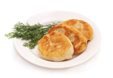 Kızarmış pies izole beyaz tabakta dereotu ile.