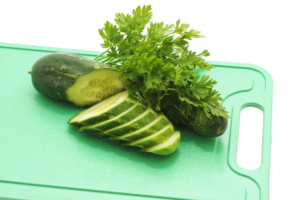 Verse Komkommer Peterselie Het Bord Een Witte Achtergrond — Stockfoto