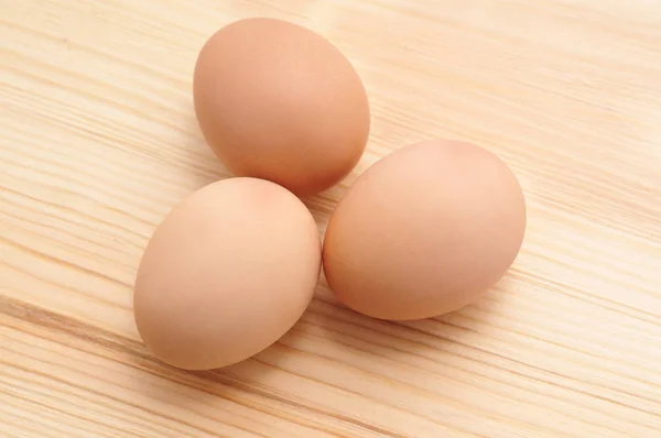 Tiga Telur Ayam Segar Atas Meja Kayu — Stok Foto