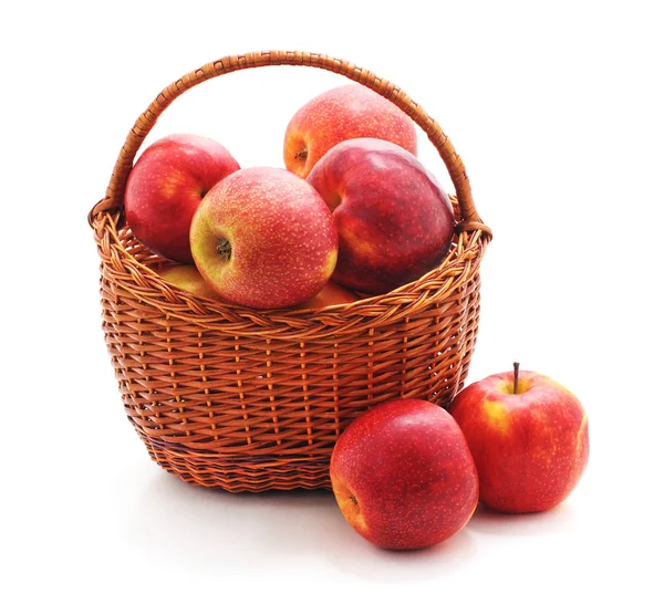 Piros Almát Kosárba Elszigetelt Fehér Background — Stock Fotó