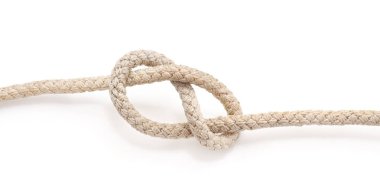Beyaz arka planda izole edilmiş eski halattaki denizci düğümü..