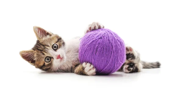 Un gatito rayado con una bola de hilo . — Foto de Stock