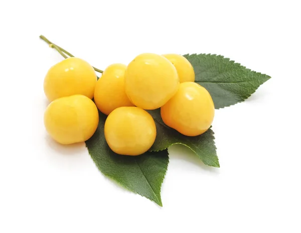 Yellow cherries and leaves. — Stock Photo, Image