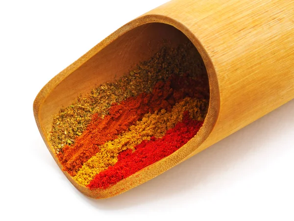 Spezie in un cucchiaio di legno. — Foto Stock