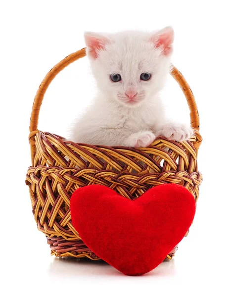 Pequeño gatito en una cesta y corazón . — Foto de Stock