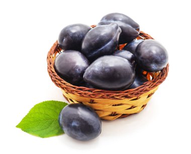 Sepetteki bir grup erik beyaz bir arkaplanda izole edilmiş..