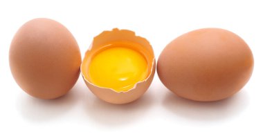 Kırık ve tüm yumurtalar beyaz arka planda izole edilmiş..