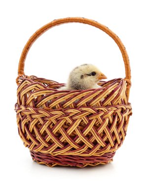 Beyaz arka planda izole edilmiş sepetteki tavuk..