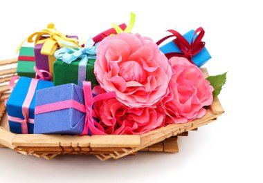 Beyaz arka planda izole edilmiş sepetteki hediyeler ve güller.