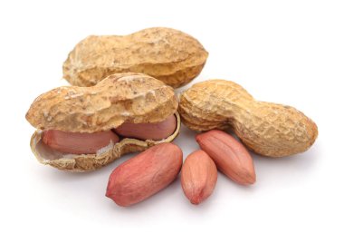 Kabuklu kuru fıstıklar beyaz arka planda izole edilmiş..