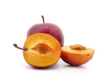 Beyaz arkaplanda izole edilmiş erik grubu.