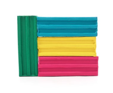 Beyaz arkaplanda izole edilmiş renkli plastik çubuklar.