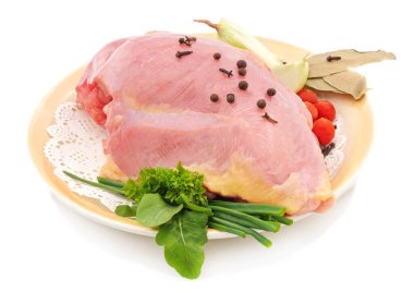 Taze çiğ hindi göğsü, sebzeli, otlu ve baharatlı, beyaz arka planda izole edilmiş. Yemek pişirmek için sağlıklı organik kümes hayvanları, protein besin maddeleri, mutfak malzemeleri..