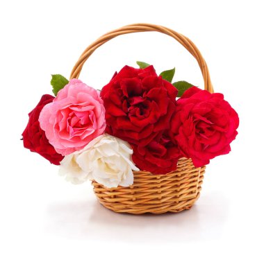 Beyaz bir arka plan üzerinde izole bir sepet içinde gül buketi.
