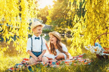 Yaz. Bir tarihte güzel çocuklar. Aşk, çocuk sevinci. Çiçekleri ver