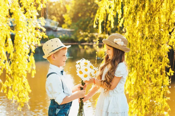 Letnich Pięknych Dzieci Randkę Miłość Radość Dzieci Dać Kwiaty — Zdjęcie stockowe