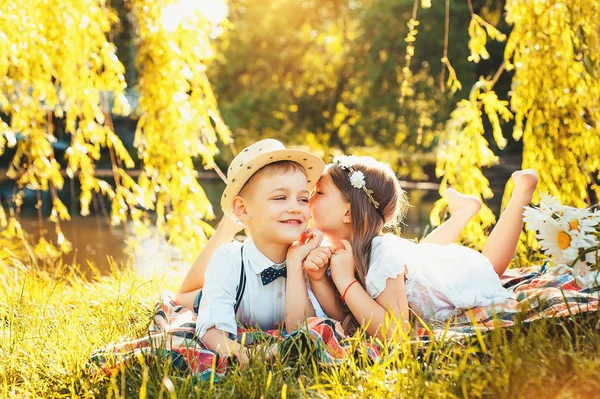 Yaz Bir Tarihte Güzel Çocuklar Aşk Çocuk Sevinci Çiçekleri Ver — Stok fotoğraf