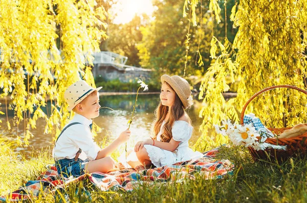 Nyári Gyönyörű Gyerekek Egy Napon Szeretet Öröm Gyerekek Virágot — Stock Fotó