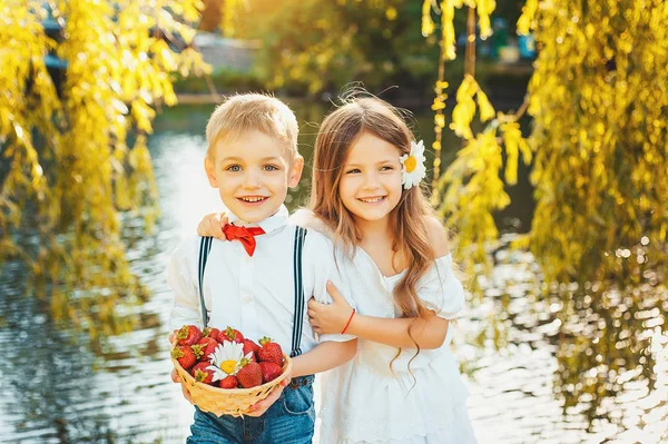 Dzieci Truskawki Lato Miłość Słoneczny Dzień — Zdjęcie stockowe