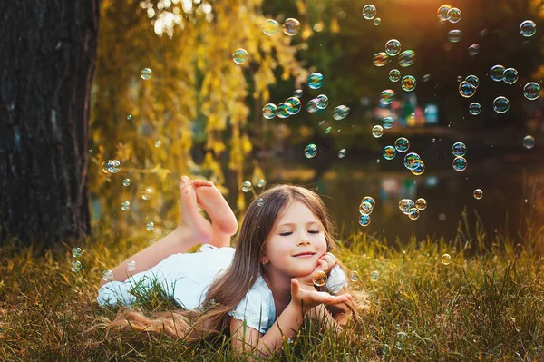 Estate Divertimento Dei Bambini Bolle Ragazza Fotografia Stock