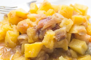 kızarmış balık sebze ile plaka