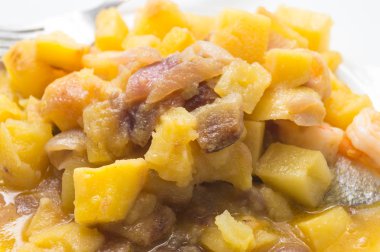 kızarmış balık sebze ile plaka