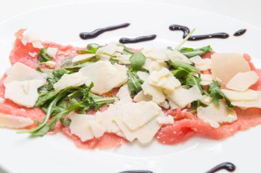 Dana carpaccio parmesan, roket ve balsamik sirke