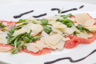 Dana carpaccio parmesan, roket ve balsamik sirke