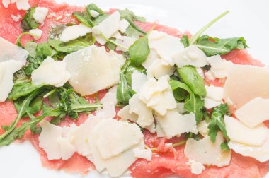 Dana carpaccio parmesan, roket ve balsamik sirke